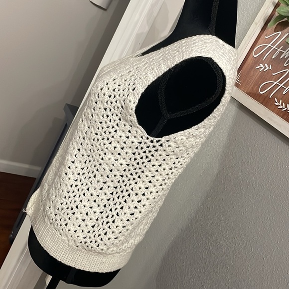 handmade knitted sweaters vest ideal for these cold days - Picture 2 of 5